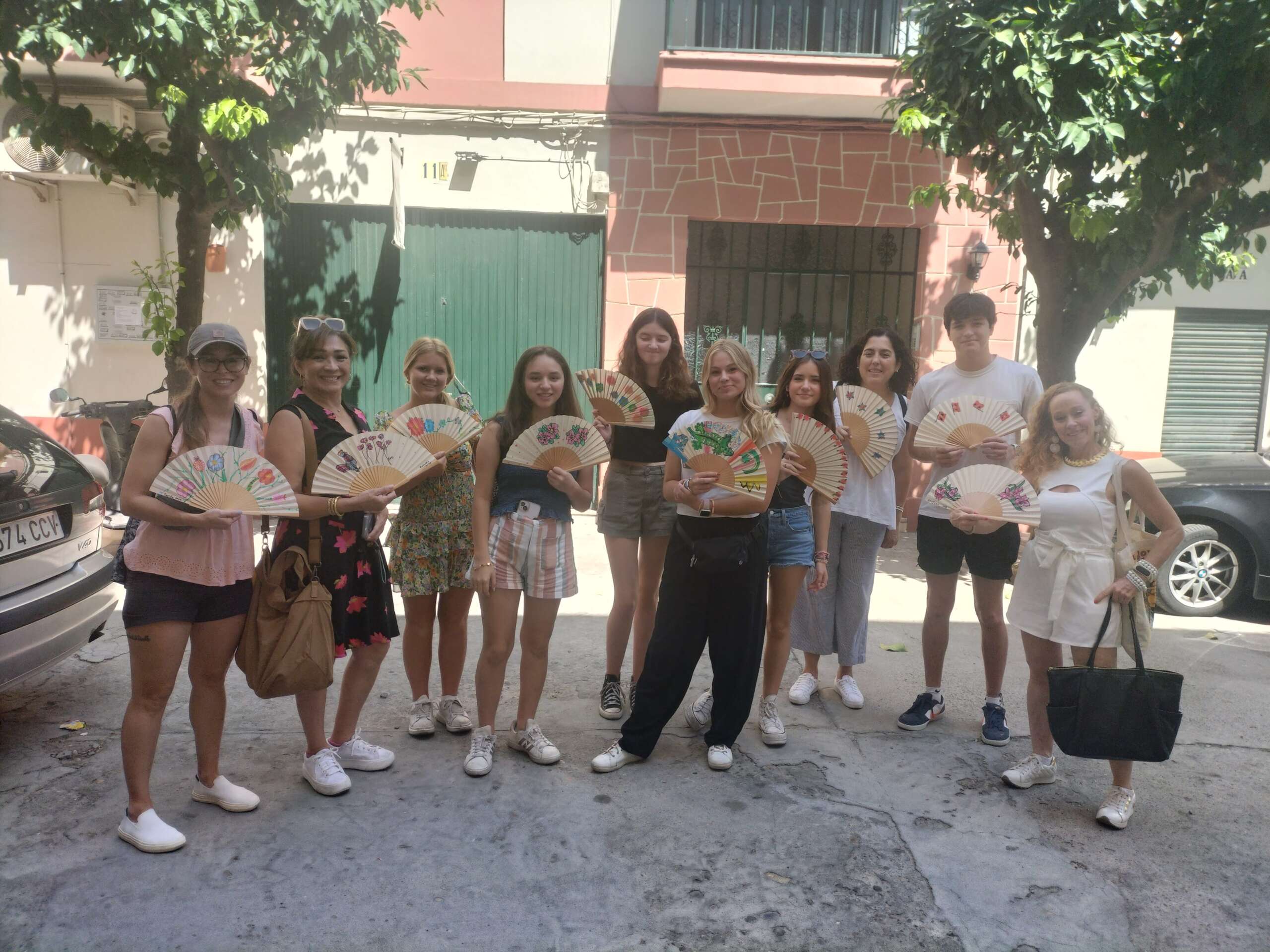 grupo de taller de pintar abanicos