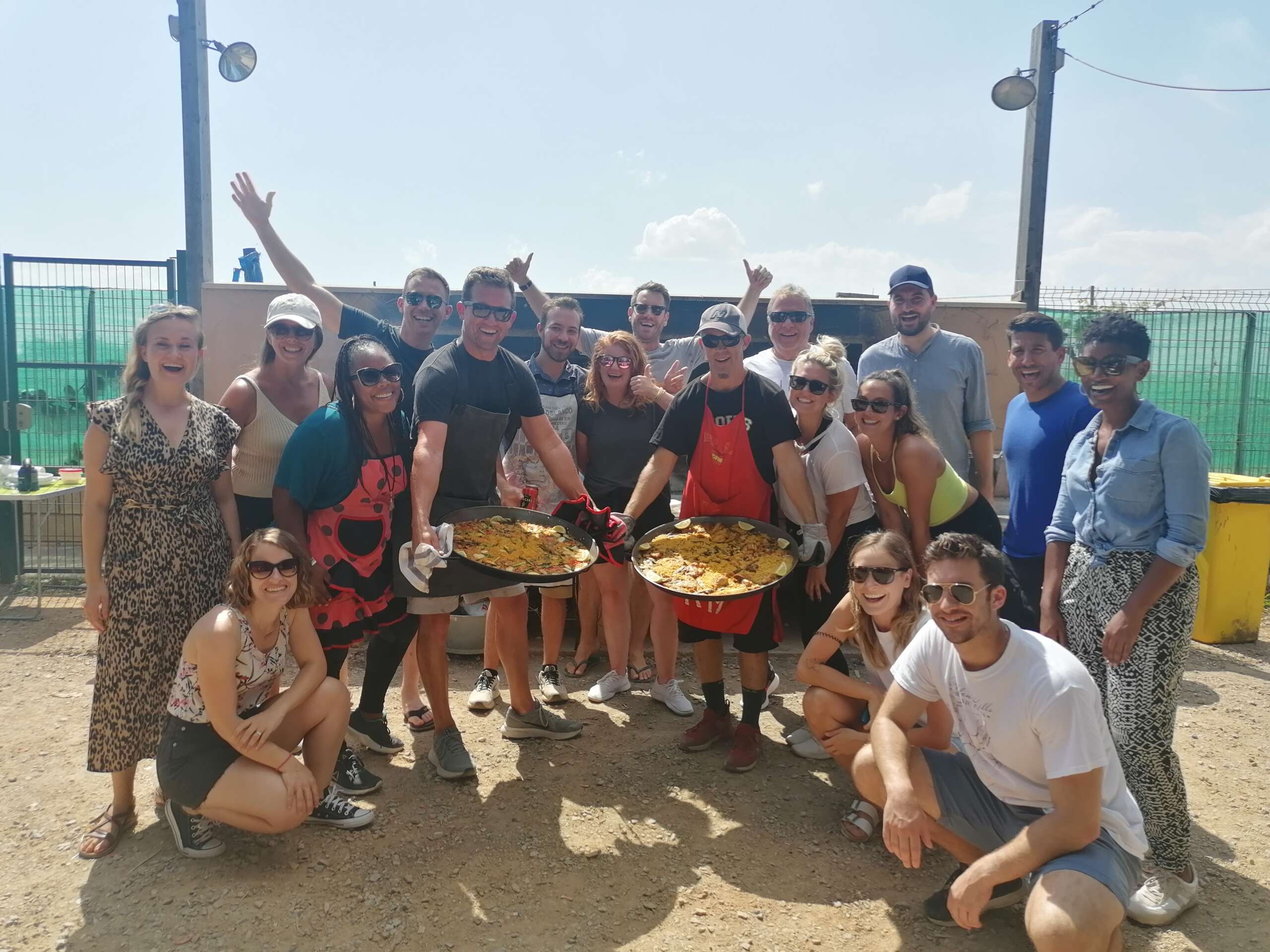 Foto de grupo con las paellas realizadas en el taller