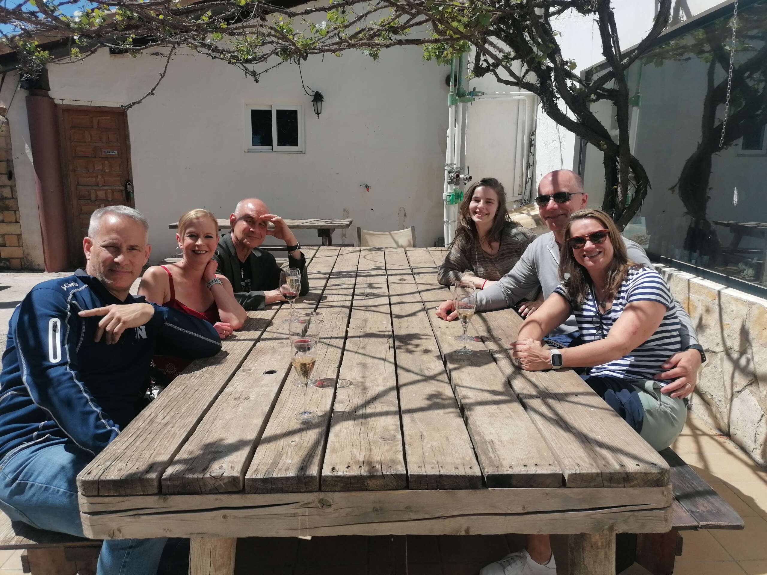 Grupo junto alrededor de una mesa